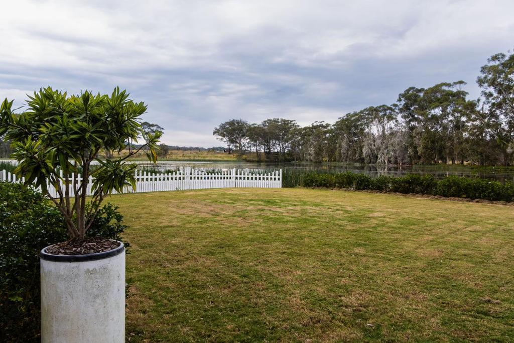 Lake Russell Retreat Emerald Beach Esterno foto